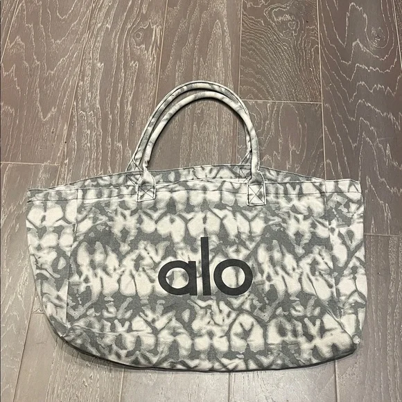 Oversized Alo Yoga Iconic Shopper Tote in Grey Tiedye Canvas - 20" x 14” - Picture 5 of 5